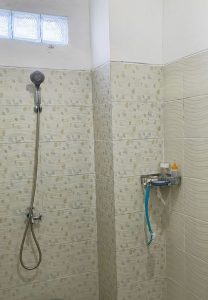 08 shower di kamar mandi lantai 2 500