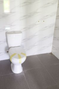 blok e 08 toilet di kamar mandi dalam kamar tidur utama