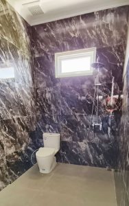 imperial 14 toilet dan sower di kamar mandi kamar utama