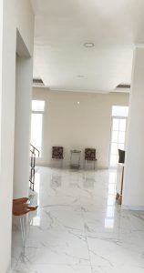 imperial 5 ruang tengah tampak dari ruang tamu