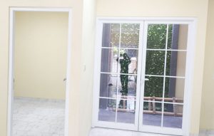 the cottage 07 kamar tidur ke 2 dan pintu belakang di lihat dari ruang tamu 500