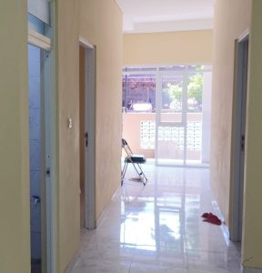 the cottage 13 pintu depan di lihat dari ruang keluarga 500